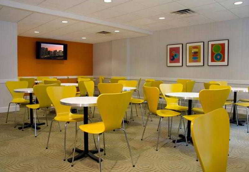 Fairfield Inn And Suites Chicago Downtown/ Magnificent Mile Restaurant photo